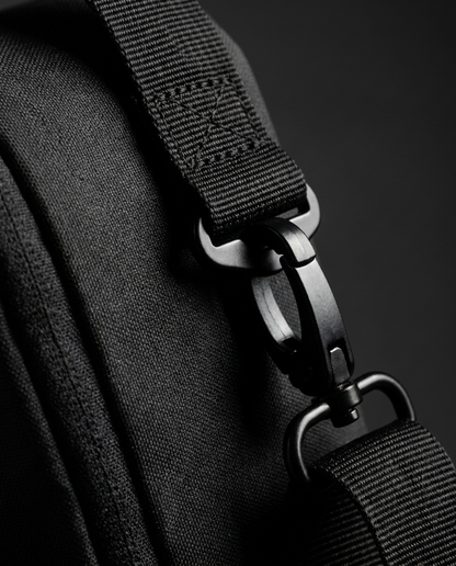 Détail du clip magnétique et de la matière du sac AULRA